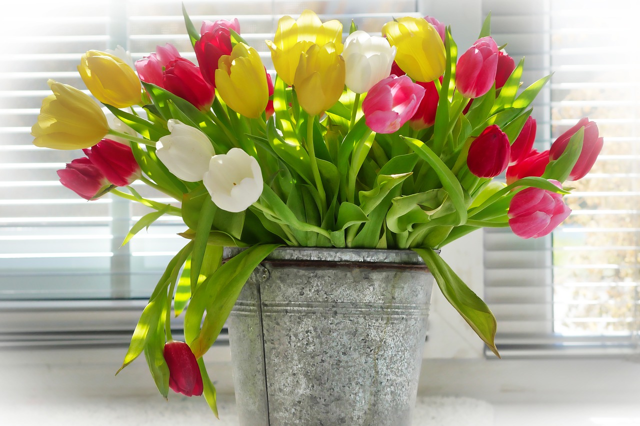 Velike okrasne vaze napolnite s cvetjem